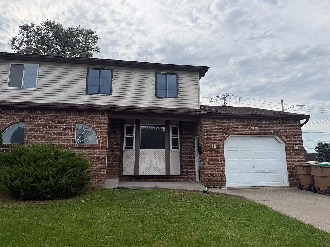 3 bed, 1.5 bath, 1264 sqft, $2,050 — Photo 1