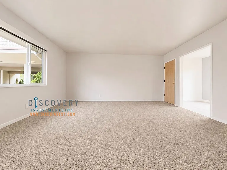Bancroft Ave. 562 — Photo 4