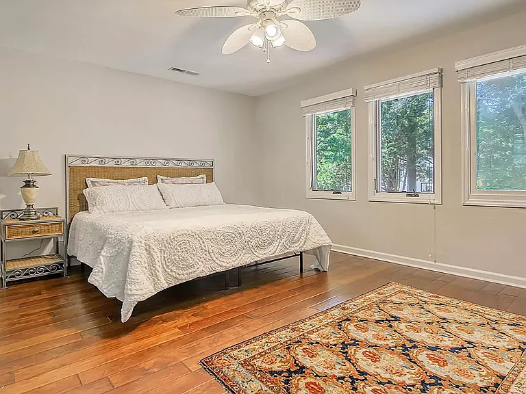 2055 Prospect Hill Dr — Photo 8