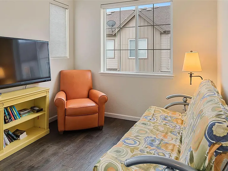 Flexible bedroom suitable for an office or guest room