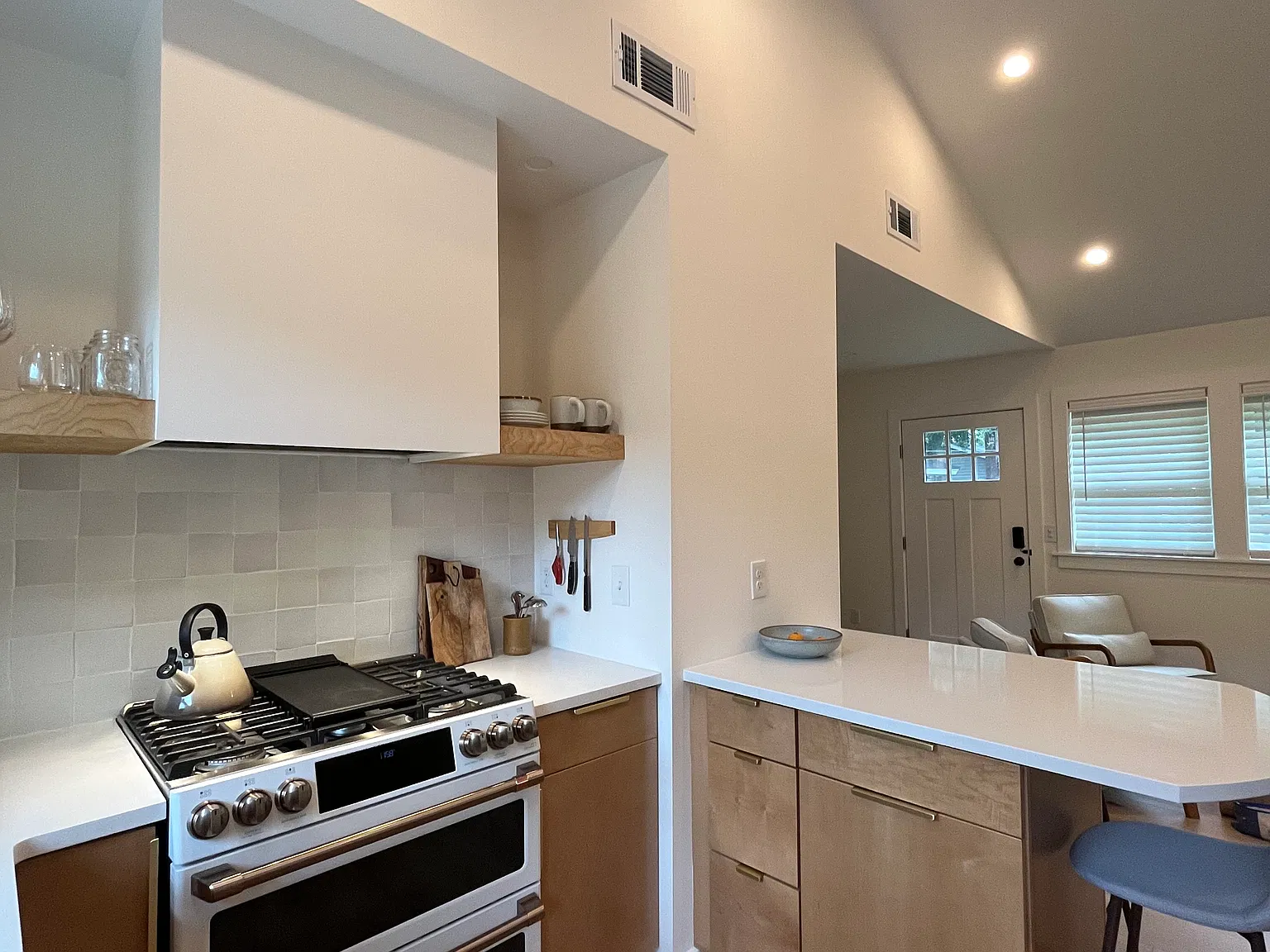 2 bed, 714 sqft, $3,200 — Photo 3