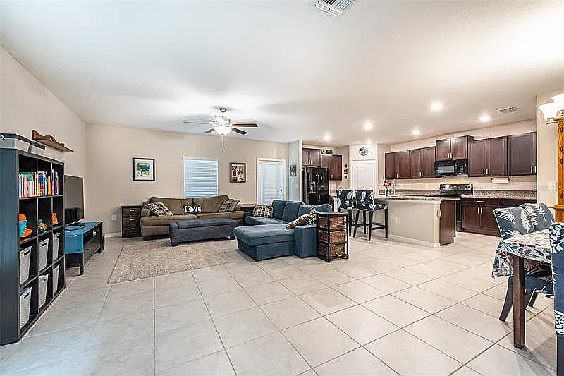 5 bed, 2264 sqft, $2,350 — Photo 3
