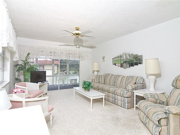 4th image of 11 Vista Palm Ln