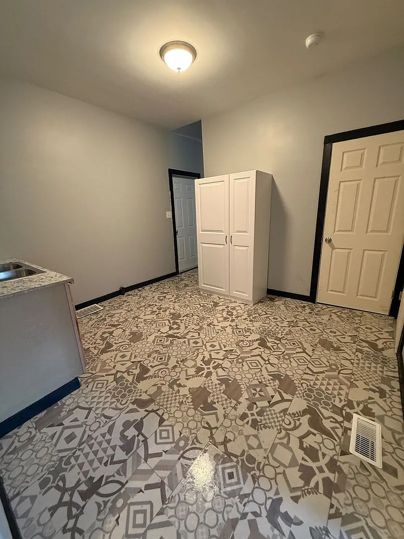 4 bedrooms 2 baths — Photo 3