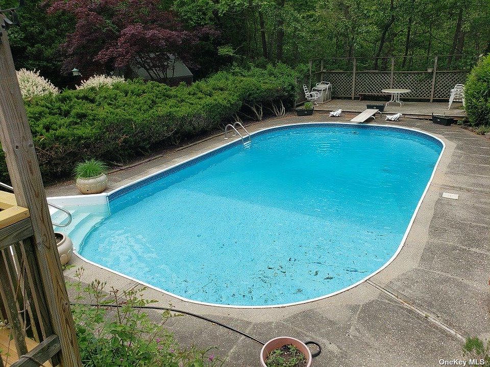 2nd image of 157 Wading River Rd