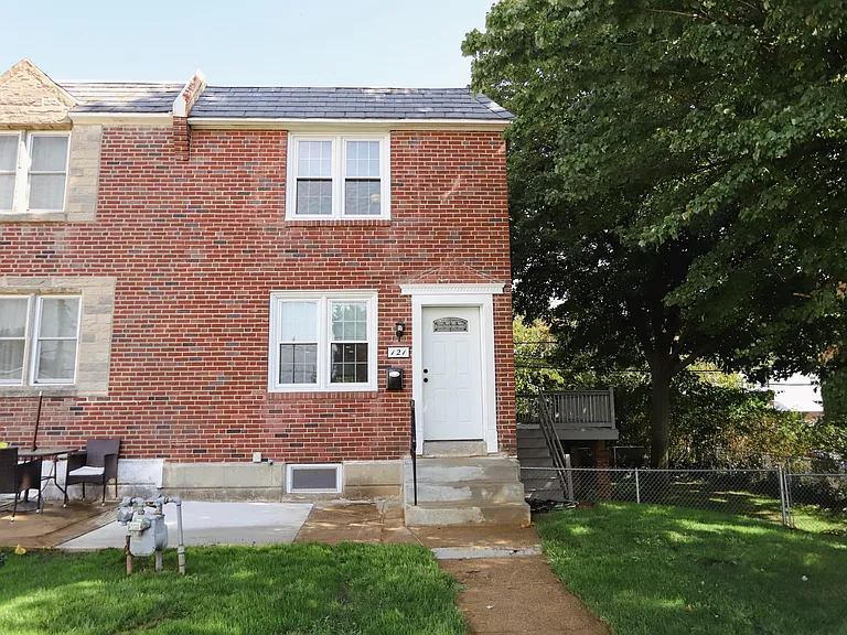 121 Alverstone Rd — Photo 1
