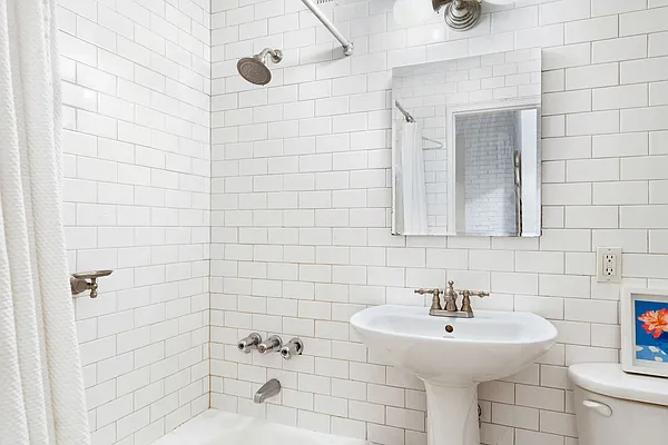 Sold by The SIMPLE Real Estate Co | media 10