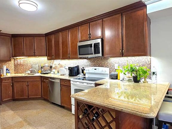 4th image of 1055 River Rd APT 302