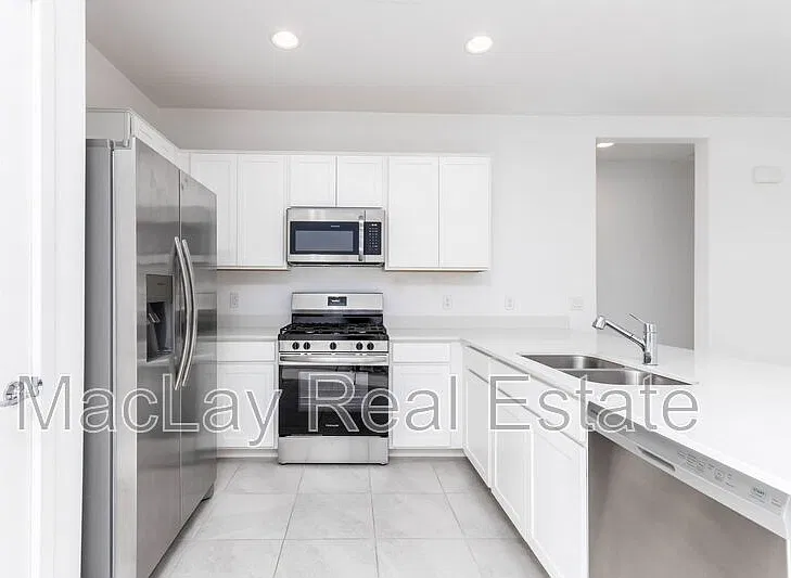 3 bed, 2.0 bath, 1230 sqft, $1,900 — Photo 4