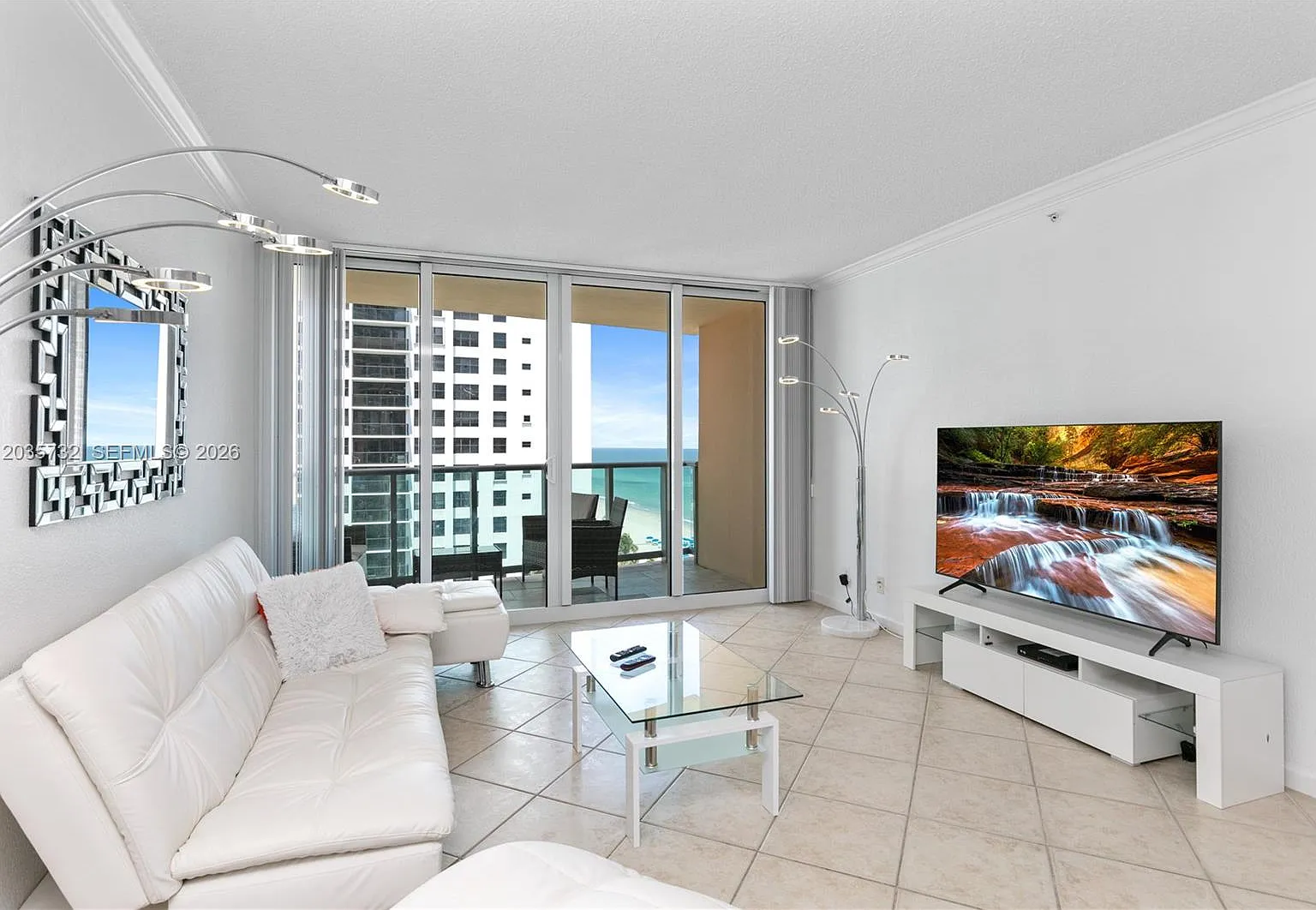 Wave Condo — Photo 1