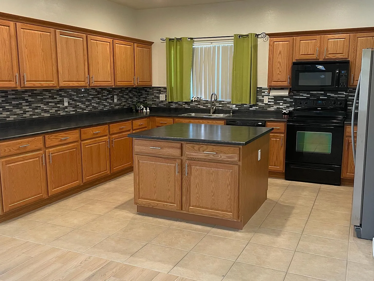 3 bed, 1834 sqft, $2,250 — Photo 4
