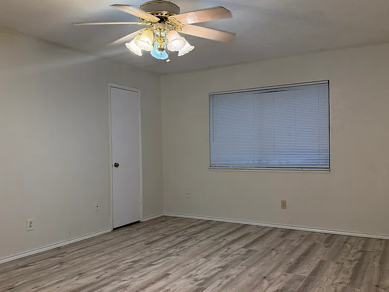 949 Middle Cove Dr — Photo 3