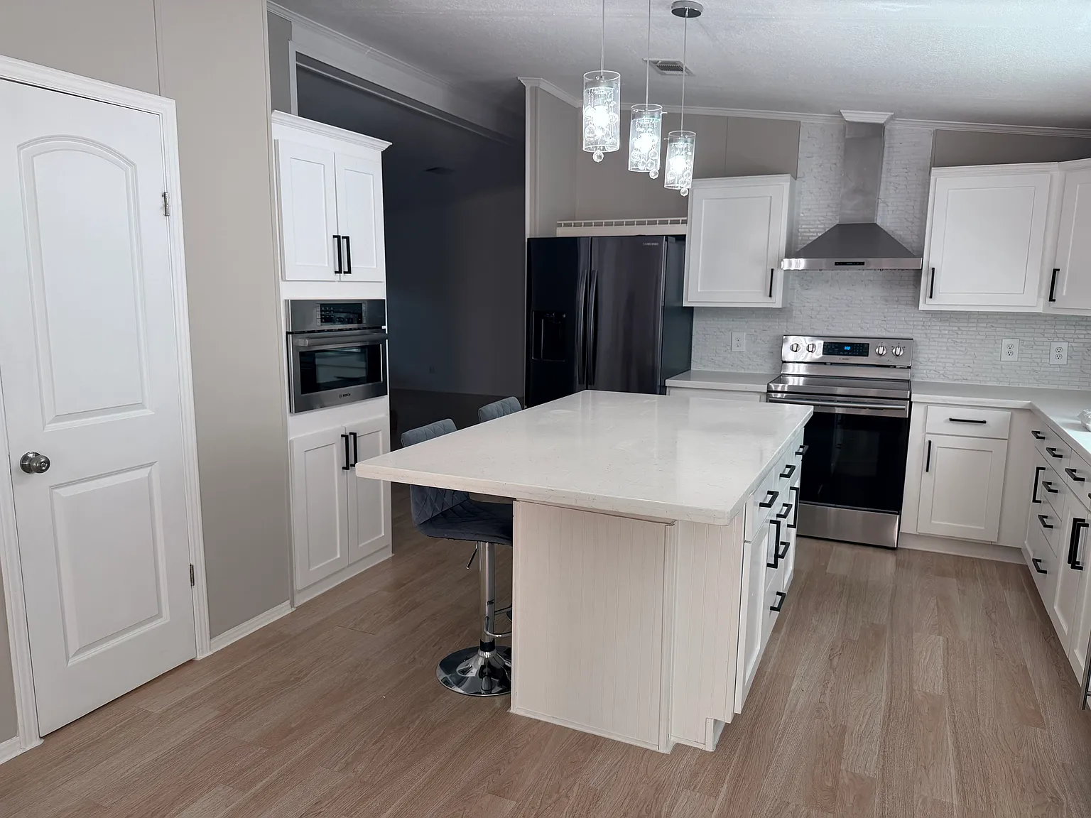 3 bed, 2.5 bath, 2432 sqft, $2,000 — Photo 2