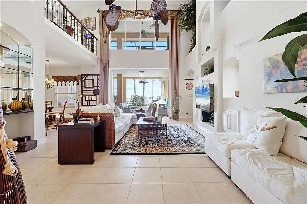 5 bed, 5.0 bath, 4360 sqft, $9,700 — Photo 4