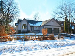 2586 Schaller Dr E, Maplewood, MN 55119