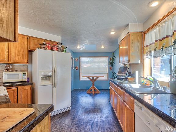 3rd image of 1103 Langridge Ct NW