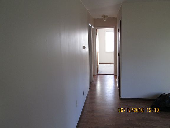 hall going to the bedroom's