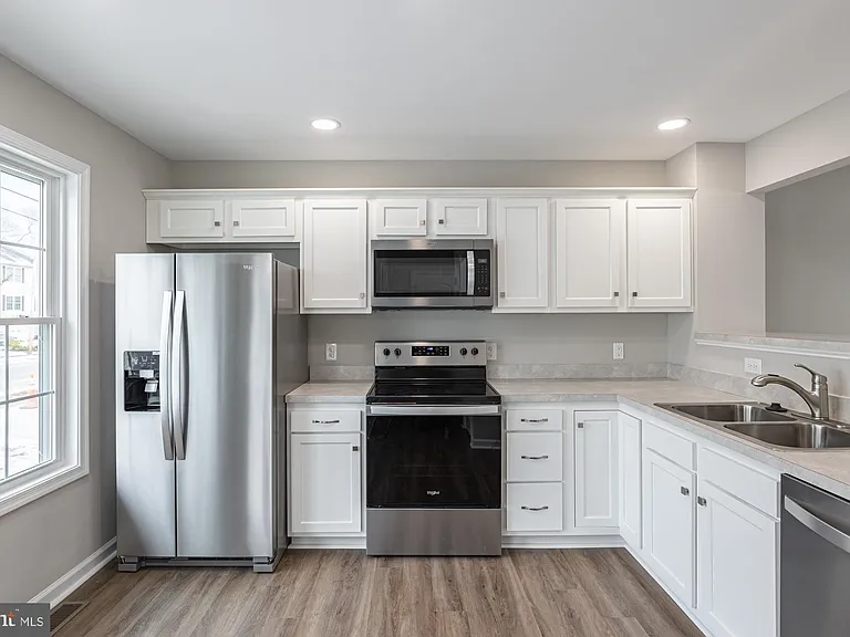 438 Hill St — Photo 10