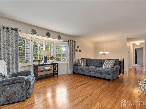 3rd image of 53 University Rd