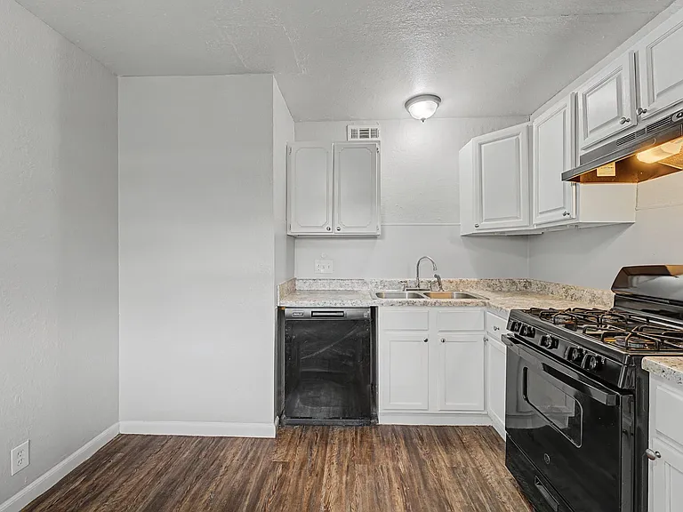 Charl Ann Apartments — Photo 13