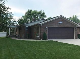 48843 Point Lakeview Dr, Chesterfield, MI 48047