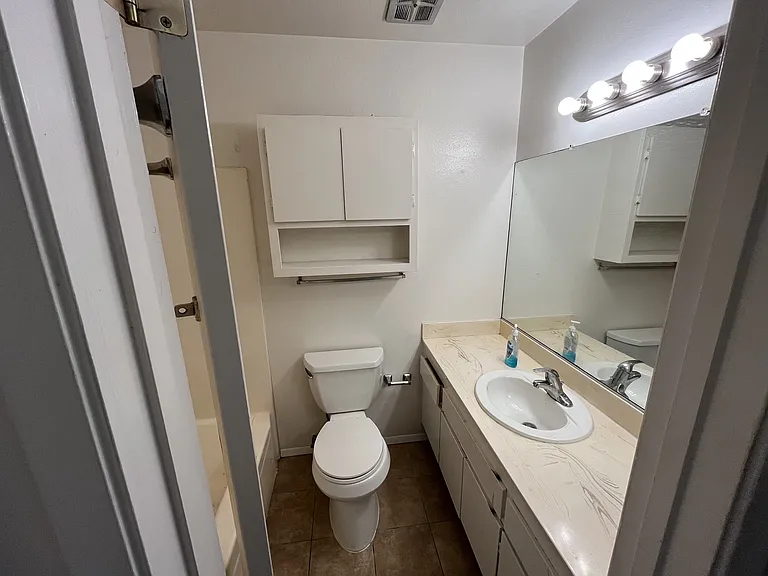 2011 Oak Ave #4 — Photo 8
