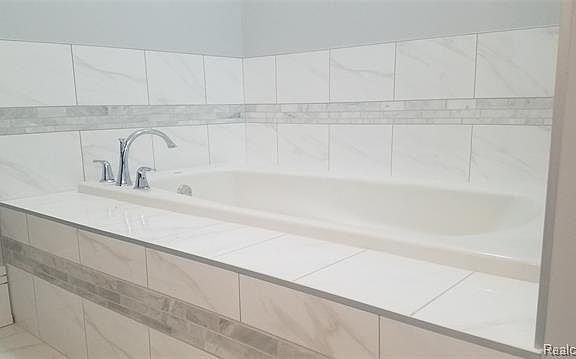 5th image of 32686 E Woodward Ave #S
