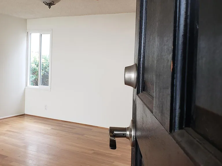 2813 W Clark Ave — Photo 9