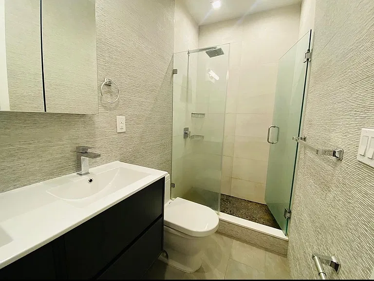 133 E 35th St #3 — Photo 16