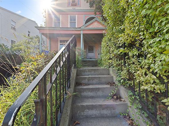 4th image of 310 Conklin Ave