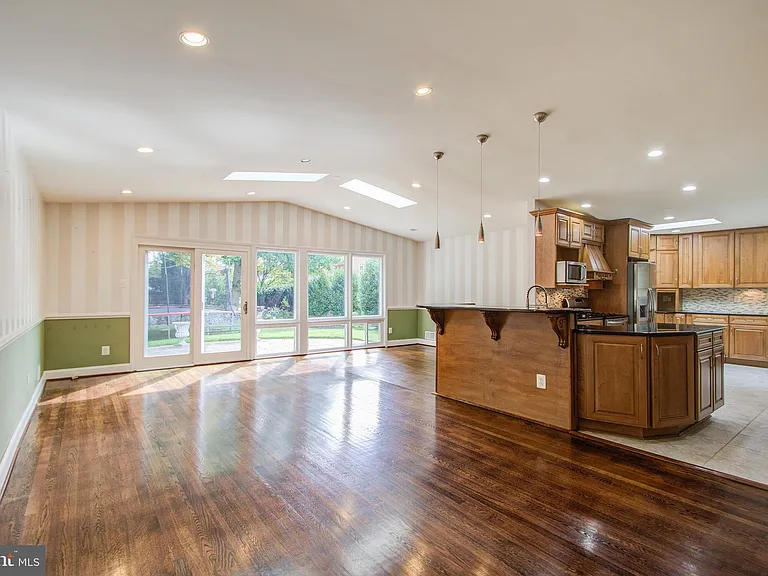 9203 Cedarcrest Dr — Photo 5