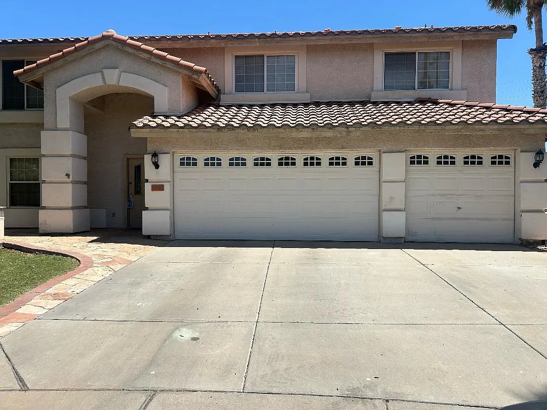 5 bed, 4009 sqft, $3,200 — Photo 2