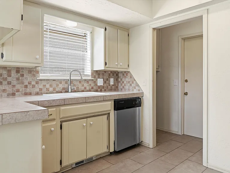 616 SW 23rd St — Photo 12