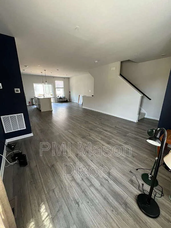 3 bed, 2.5 bath, 1800 sqft, $3,200 — Photo 4