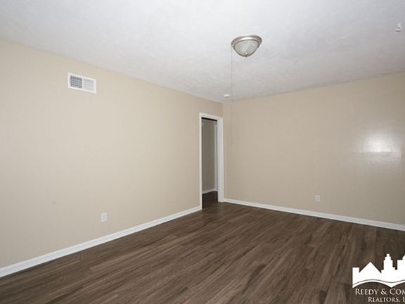 5th image of 3030 Bluffdale St