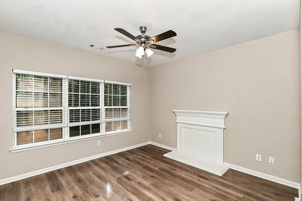 3 bed, 2.5 bath, 1688 sqft, $1,930 — Photo 4