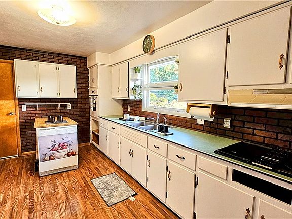 4th image of 1727 Forest Hills Dr