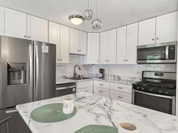 9601 Lonsdale Cir, Minnetonka, MN 55305