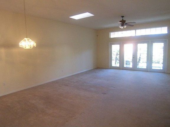 Great room w/10ft ceilings