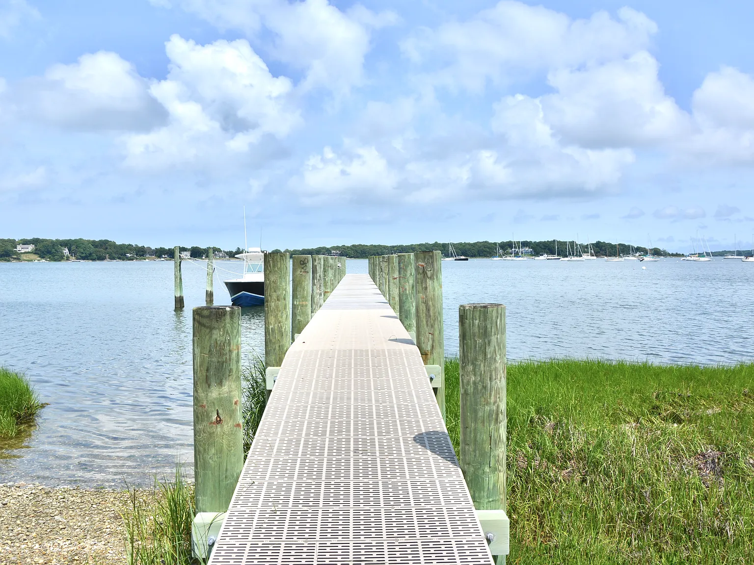 Waterfront Traditional On Estate - Dock and Pool Access — Photo 2