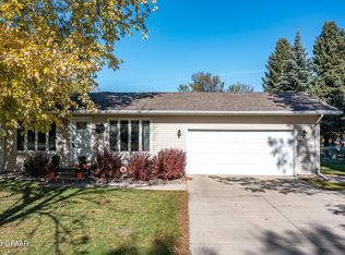 3215 King Pl, Grand Forks, ND 58201