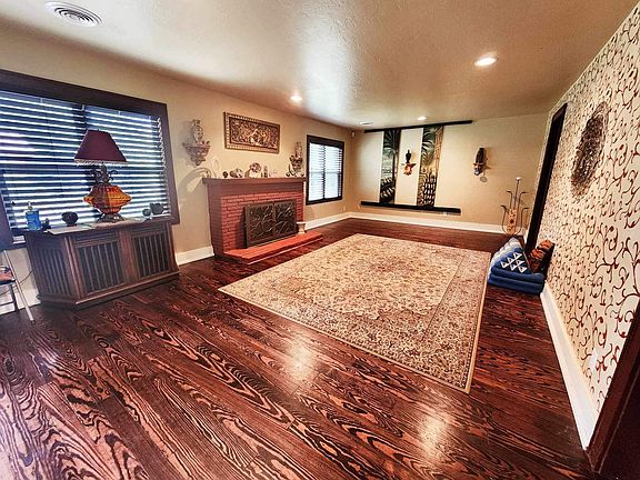 4th image of 811 N Gardner Ave