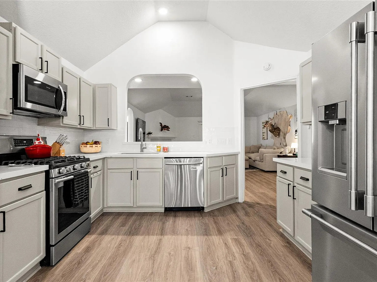 3 bed, 2.0 bath, 1912 sqft, $2,550 — Photo 3