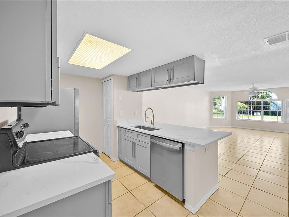 Kitchen with quartz counter tops & soft close drawers