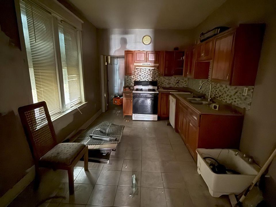 2nd image of 1165 Chase St