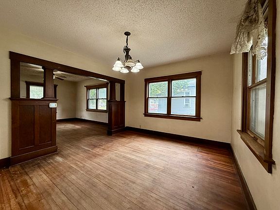 3rd image of 1005 E Main St