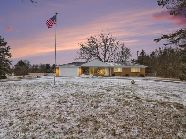 3449 Middle Rd, Highland, MI 48357