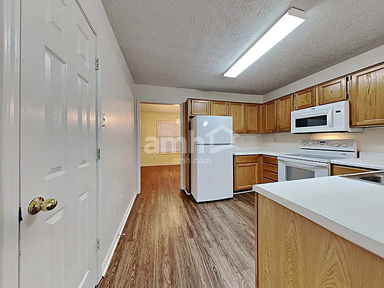 817 Hillary Ct — Photo 4