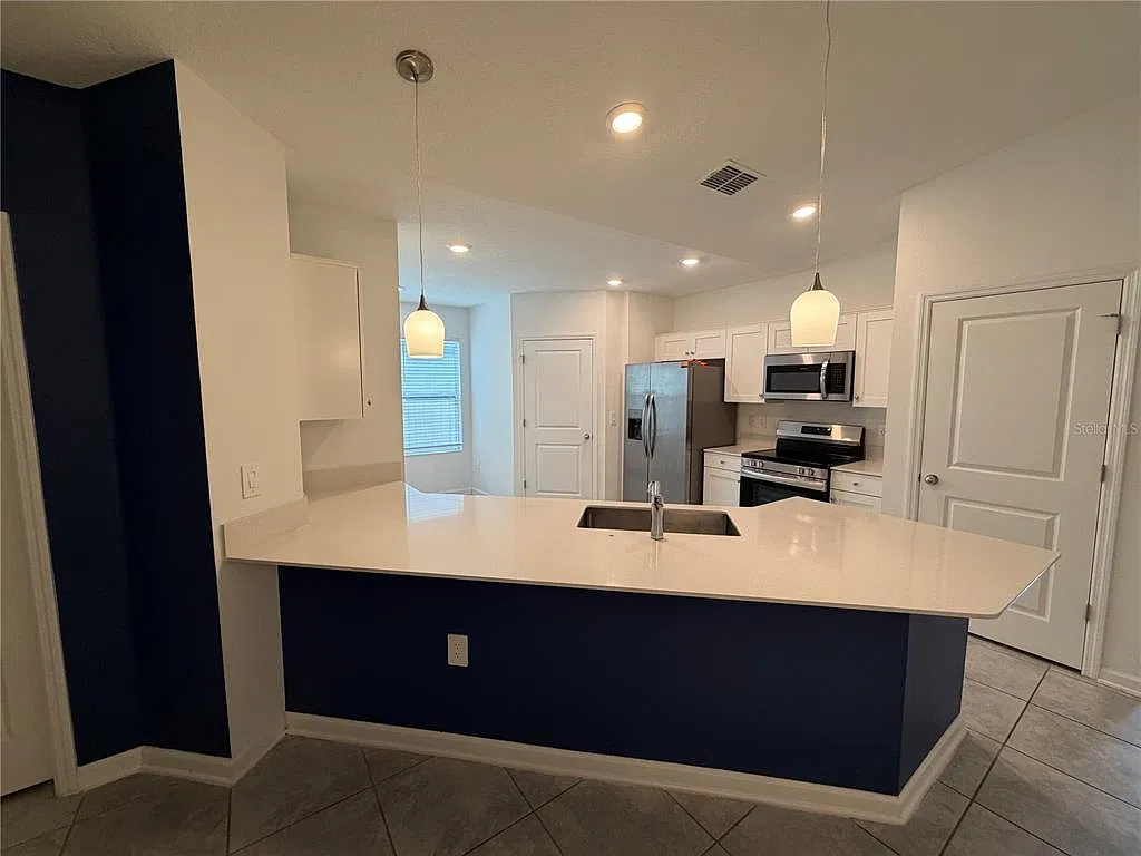 3 bed, 2.0 bath, 2080 sqft, $2,150 — Photo 3