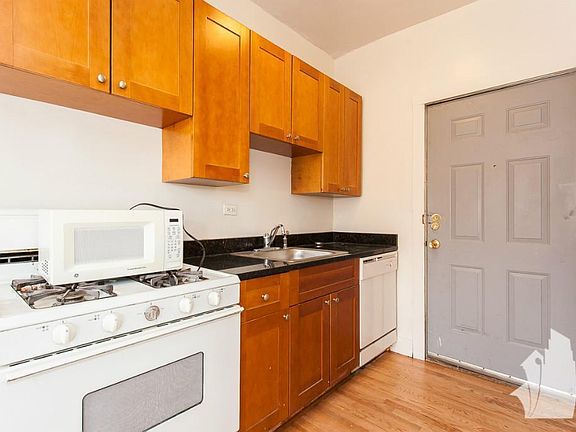 3rd image of 2205 W Montrose Ave